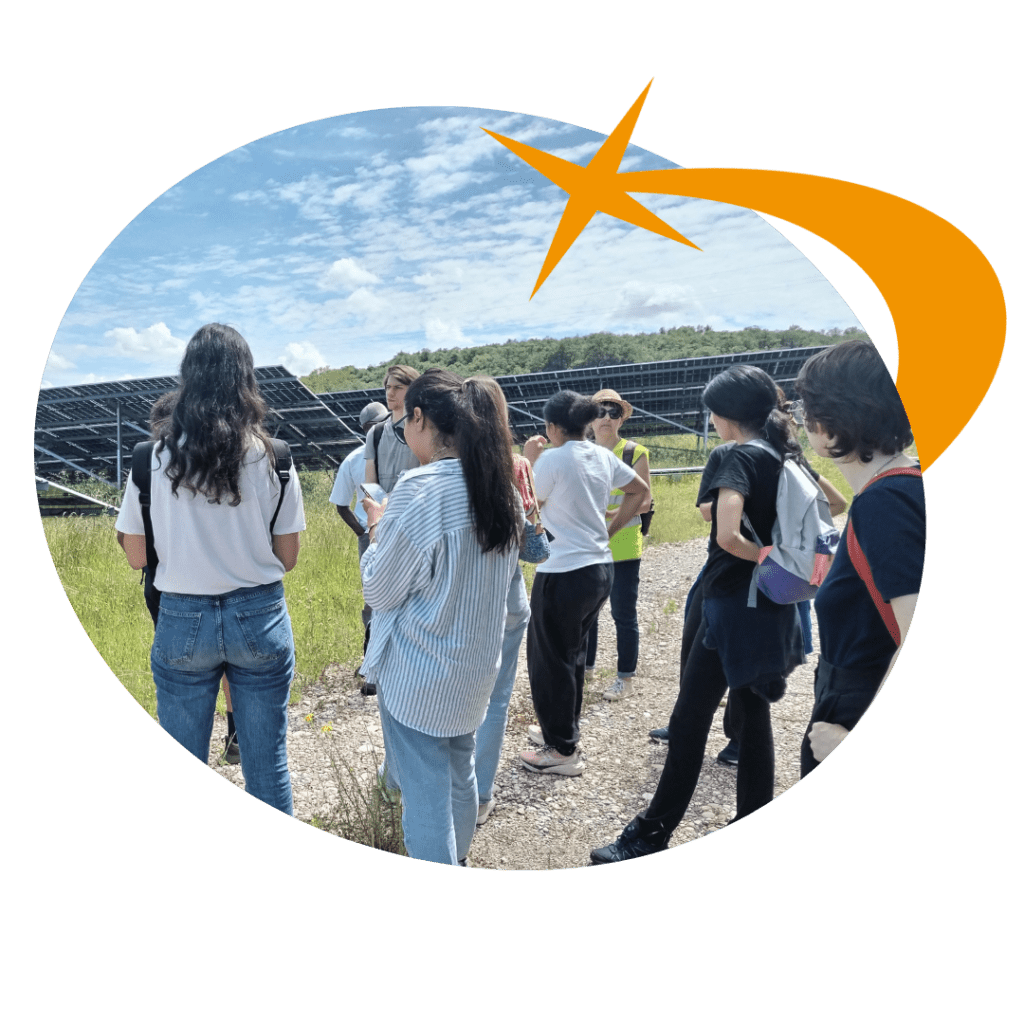 Visite de centrale de panneaux photovoltaïques qui produit des énergies renouvelables avec des jeunes, organisé par Coopawatt dans le cadre de son programme Energy Shakers.