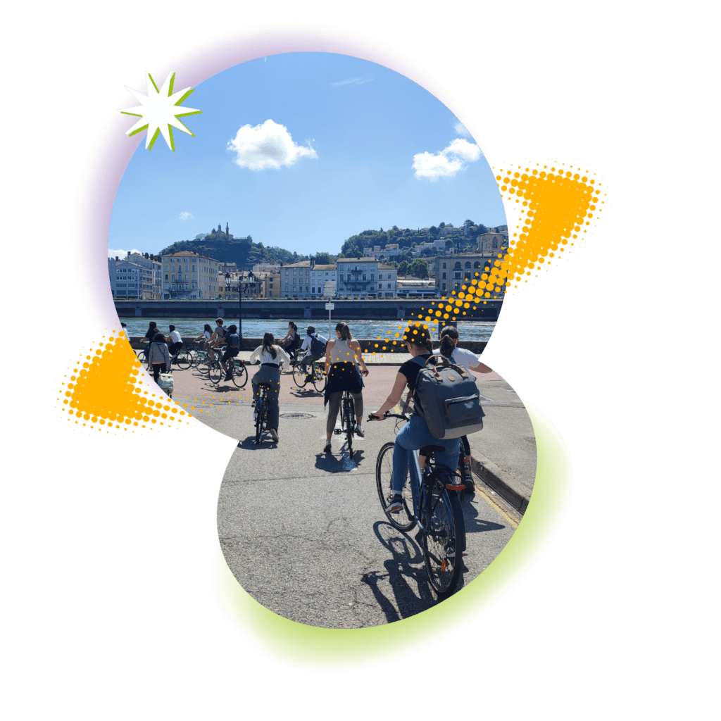 Jeunes qui se baladent à vélo sur les quais de Saône à Lyon pour aller visiter une centrale photovoltaïque.
