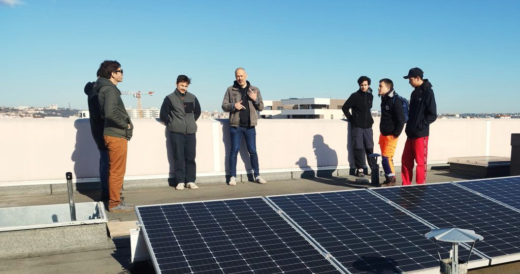 Visite d'une toiture du Crous à Lyon équipée de panneaux solaires avec les jeunes de l’école Être du Rhône, organisé par Coopawatt dans le cadre de son programme Energy Shakers.